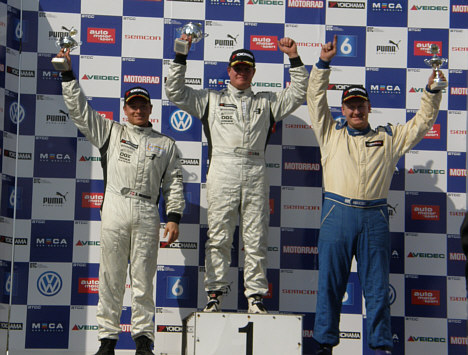 To Number 1 Racing kørere på podiet, øverst David Falch, til venstre Anders Majgaard på 2. pladsen og til højre Steffen Larsen der kom i mål på 3. pladsen.